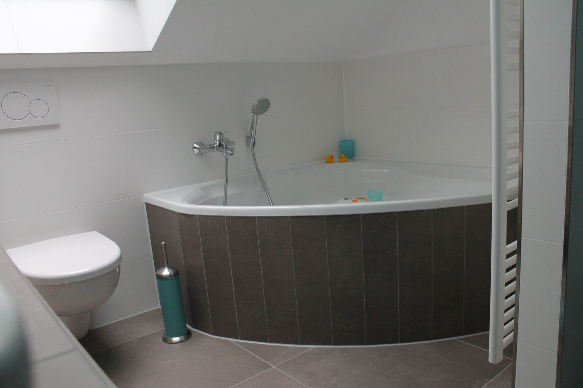 Privatbad mit Eckbadewanne