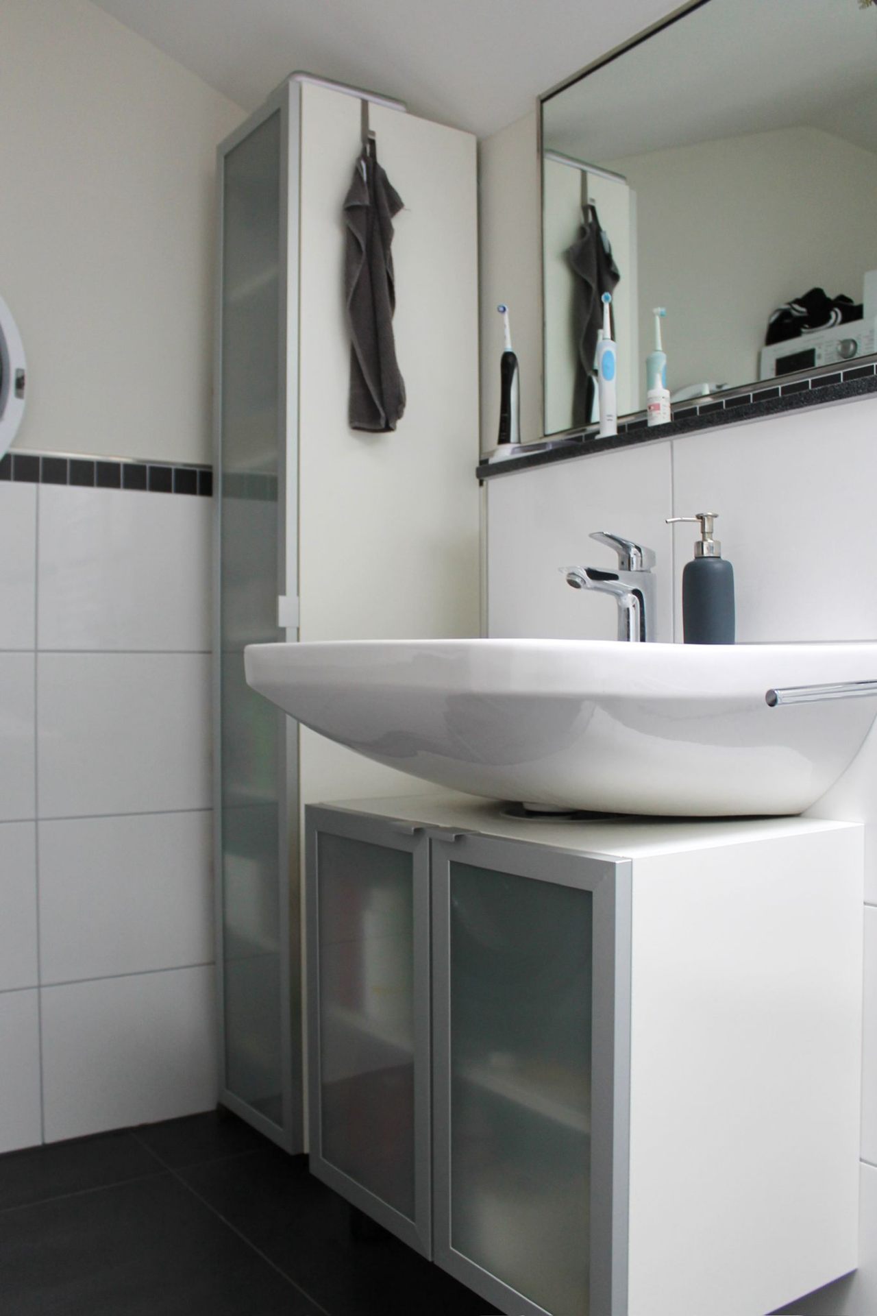 Modernes Bad mit Hochschrank
