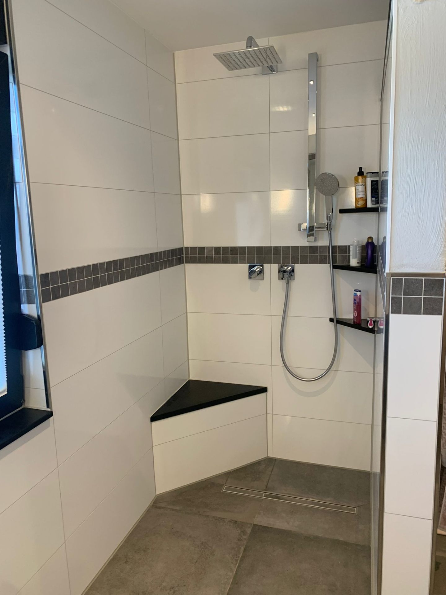 Bodengleiche Dusche, Sitzbank in Granit